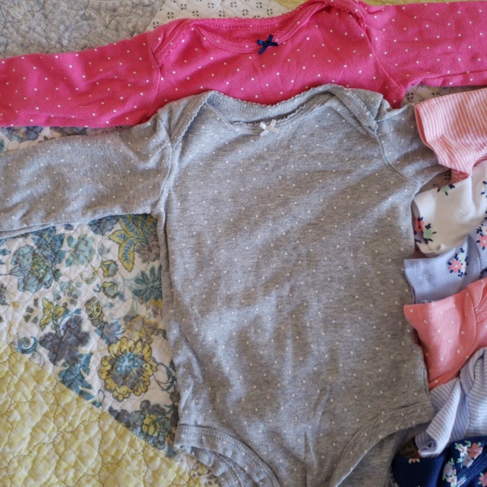 Carters onesies in excellent condition,8 count